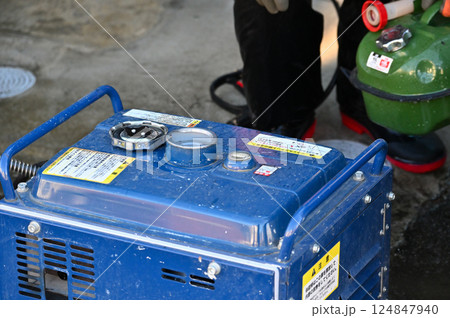 エンジン式高圧洗浄機　外壁の洗浄　外壁塗装工事　塗装職人 124847940