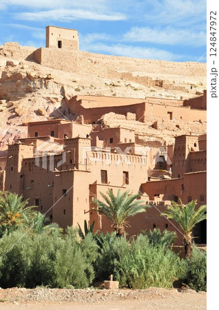 モロッコ、カスバ街道、要塞化された村、アイト・ベン・ハッドゥ、クサル 124847972