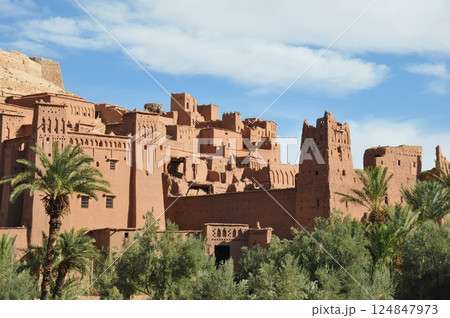 モロッコ、カスバ街道、要塞化された村、アイト・ベン・ハッドゥ、クサル 124847973