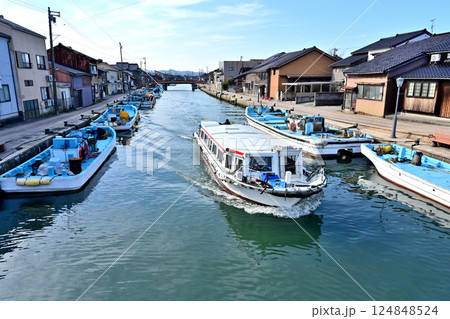 観光船が航行する内川の風景 124848524