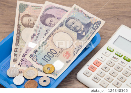 お金とカルトンと電卓 124848566