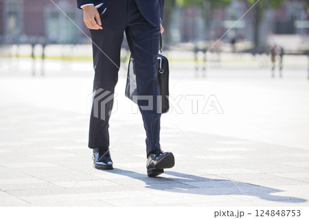 ビジネス街を歩くスーツの若い男性の足元 124848753