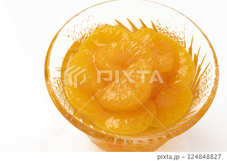 ガラスの器に盛った缶詰みかん 124848827