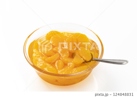 ガラスの器に盛った缶詰みかん ガラスの器に盛った缶詰みかん 124848831