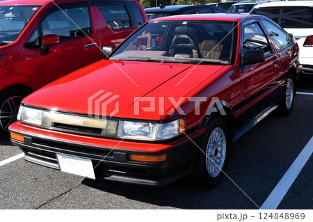 駐車場に並ぶ乗用車 (トヨタ・カローラレビン 4代目 AE86型) 駐車場に並ぶ乗用車 (トヨタ・カローラレビン 4代目 AE86型) 124848969