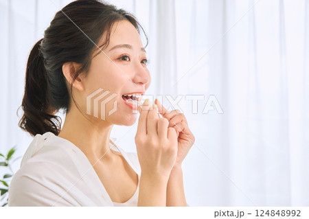 マウスピース矯正を装着する女性 マウスピース矯正を装着する女性 124848992