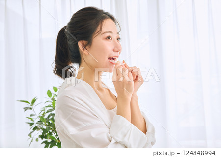 マウスピース矯正を装着する女性 124848994