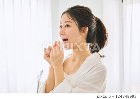 マウスピース矯正を装着する女性 124848995