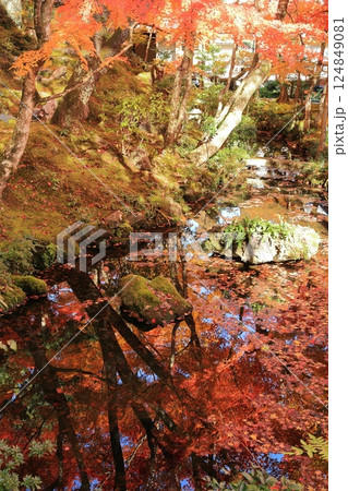京都嵐山常寂光寺の秋の紅葉 京都嵐山常寂光寺の秋の紅葉 124849081