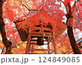 京都嵐山常寂光寺の秋の紅葉 124849085