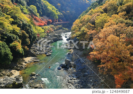 嵐山保津峡下りの秋 124849087