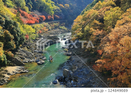 保津峡川下りの秋 124849089