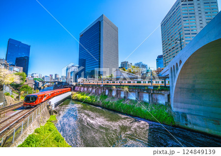 日本の東京都市景観 新景。丸ノ内線2000系や御茶ノ水駅、聖橋。水面には花筏が広がる 124849139