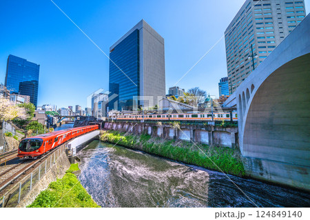日本の東京都市景観 新景。丸ノ内線2000系や御茶ノ水駅、聖橋。水面には花筏が広がる 日本の東京都市景観 新景。丸ノ内線2000系や御茶ノ水駅、聖橋。水面には花筏が広がる 124849140