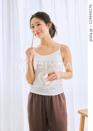 歯磨きをする女性 124849176