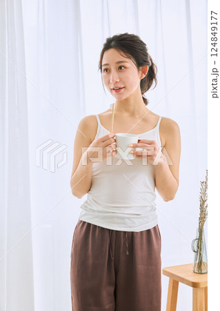 歯磨きをする女性 124849177