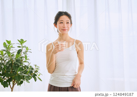 グラスで水を飲む女性 グラスで水を飲む女性 124849187