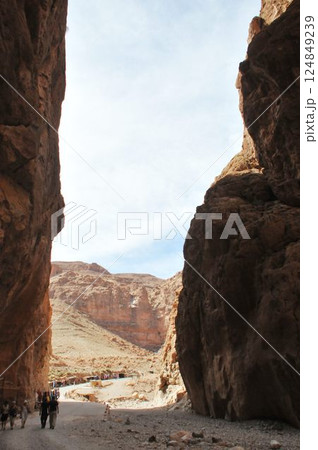 モロッコ、カスバ街道、トドラ峡谷、トドラ川、断崖絶壁 モロッコ、カスバ街道、トドラ峡谷、トドラ川、断崖絶壁 124849239