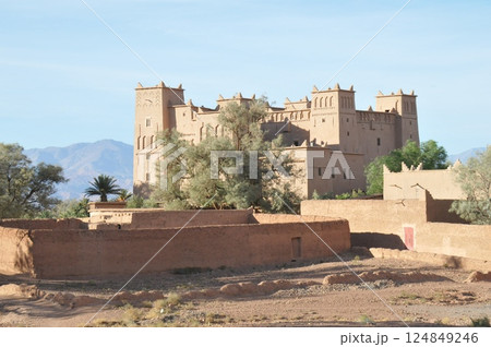 モロッコ、カスバ街道、カスバ、砦、城塞に囲まれた居住地区 124849246
