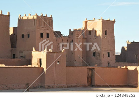 モロッコ、カスバ街道、要塞化された村、アイト・ベン・ハッドゥ、クサル モロッコ、カスバ街道、要塞化された村、アイト・ベン・ハッドゥ、クサル 124849252