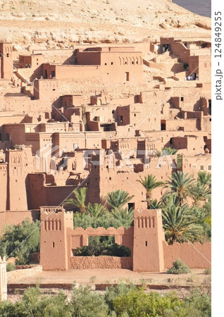 モロッコ、カスバ街道、要塞化された村、アイト・ベン・ハッドゥ、クサル 124849255