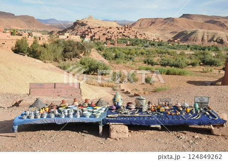 モロッコ、カスバ街道、要塞化された村、アイト・ベン・ハッドゥ、クサル、観光土産、露店 124849262