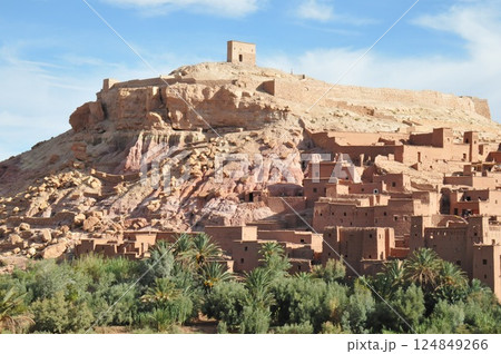 モロッコ、カスバ街道、要塞化された村、アイト・ベン・ハッドゥ、クサル 124849266