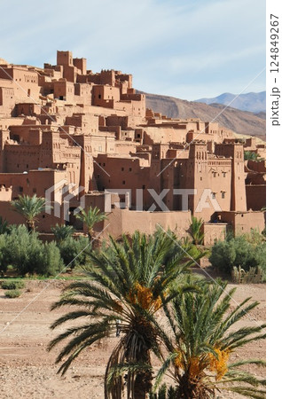 モロッコ、カスバ街道、要塞化された村、アイト・ベン・ハッドゥ、クサル 124849267