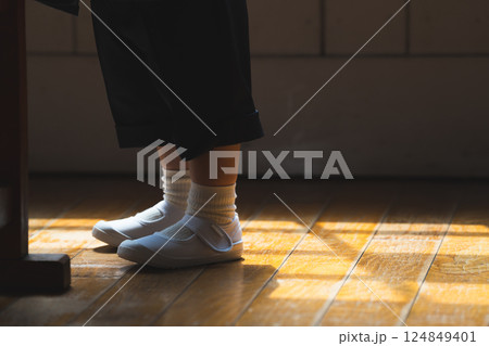 小学生の足元 124849401