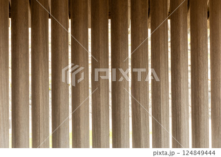 日本の伝統的な木製の縦面格子 124849444
