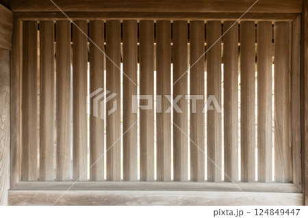 日本の伝統的な木製の縦面格子 日本の伝統的な木製の縦面格子 124849447
