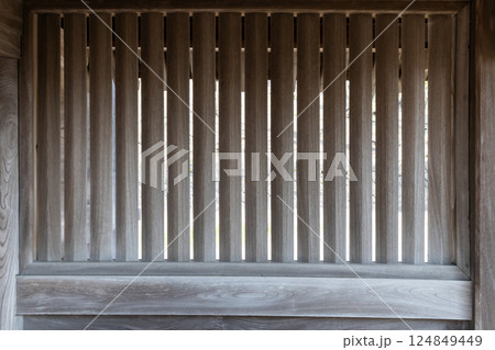 日本の伝統的な木製の縦面格子 124849449