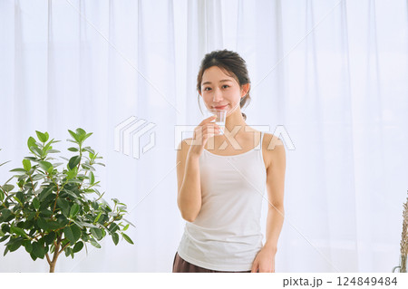 グラスで水を飲む女性 124849484