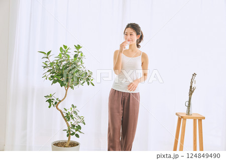 グラスで水を飲む女性 124849490