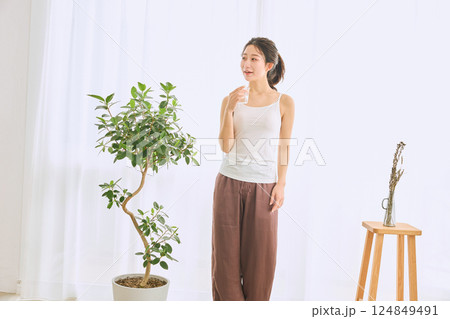 グラスで水を飲む女性 グラスで水を飲む女性 124849491