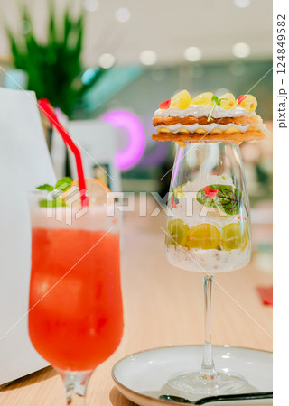 モクテルとシャインマスカットパフェ 124849582