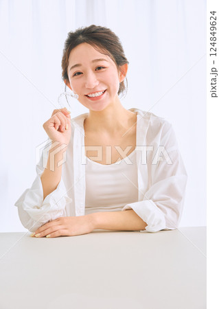 マウスピース矯正を持つ女性 マウスピース矯正を持つ女性 124849624