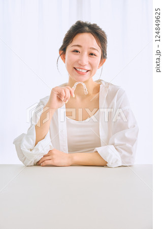 マウスピース矯正を持つ女性 マウスピース矯正を持つ女性 124849625