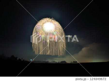 片貝まつり名物・四尺玉花火が夜空に描く黄金の大輪 124849672
