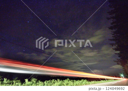 星空と車のライトが描く夜の光跡風景 星空と車のライトが描く夜の光跡風景 124849692