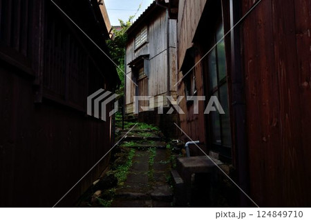 石畳の小道と木造家屋が残る静かな路地裏 石畳の小道と木造家屋が残る静かな路地裏 124849710