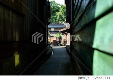 木造の路地裏から覗く暮らしと夏の光 木造の路地裏から覗く暮らしと夏の光 124849714