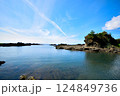 佐渡の入り江に広がる青空と静かな海岸風景 124849736