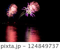 真夜中の夜空に広がる色鮮やかな花火の連発 124849737