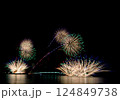 真夜中の夜空に広がる色鮮やかな花火の連発 124849738