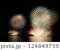 真夜中の夜空に広がる色鮮やかな花火の連発 124849739