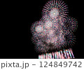真夜中の夜空に広がる色鮮やかな花火の連発 124849742