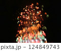 真夜中の夜空に広がる色鮮やかな花火の連発 124849743