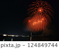 真夜中の夜空に広がる色鮮やかな花火の連発 124849744