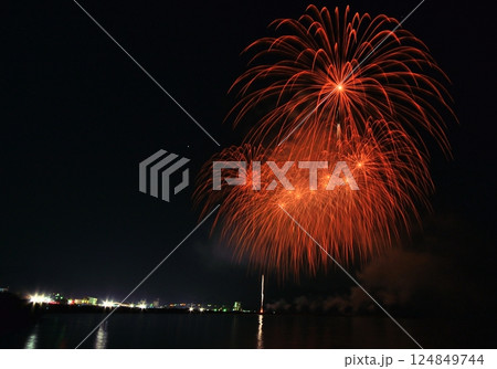 真夜中の夜空に広がる色鮮やかな花火の連発 真夜中の夜空に広がる色鮮やかな花火の連発 124849744
